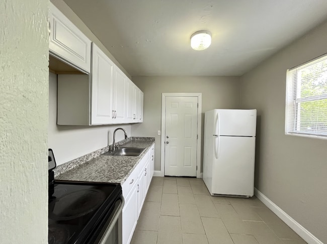 Building Photo - 1635 Brookview Dr S