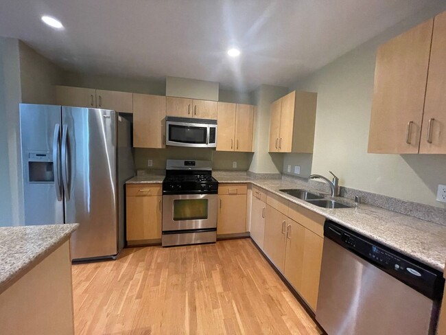 Building Photo - 1 BD / 1 BA Top Floor Peloton Unit! Availa...