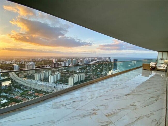 Foto del edificio - 18975 Collins Ave