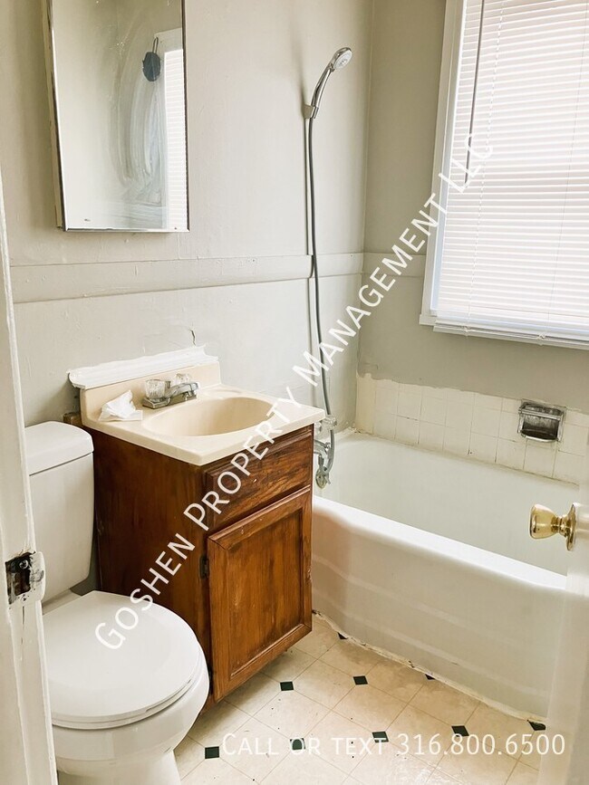 Building Photo - Adorable 2 bed 1 Bath Duplex