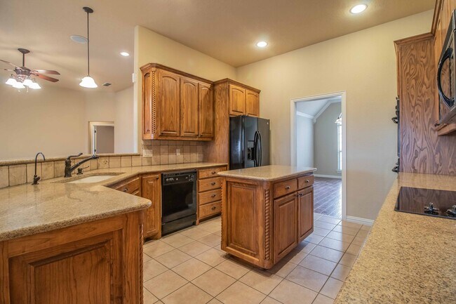Foto del edificio - Beautiful Traditional Home on Over an Acre in Weatherford!