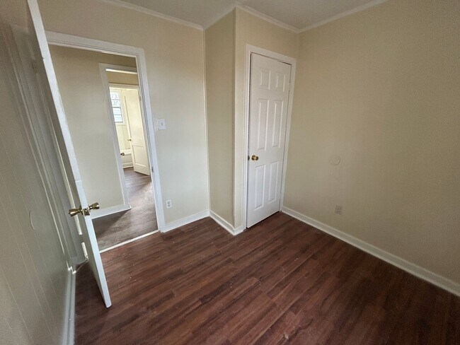 Foto del edificio - 3 Bedroom and 1 bath Central air and heat