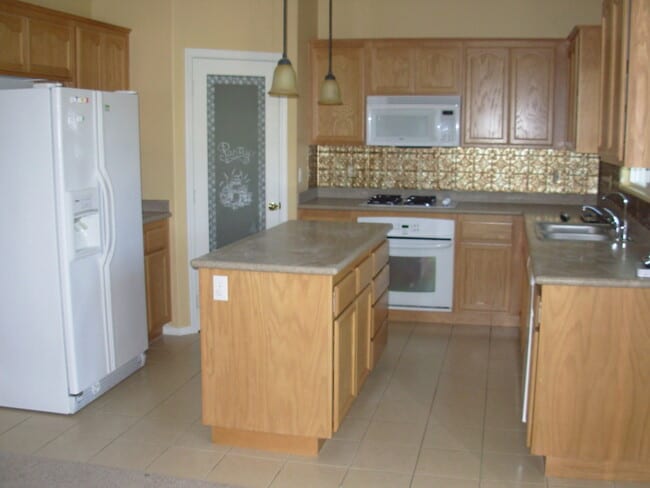 Building Photo - Spacious and Clean  Four Bedroom, Two Bath...