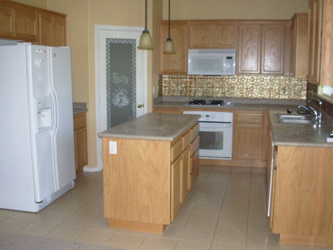 Foto del edificio - Spacious and Clean  Four Bedroom, Two Bath...