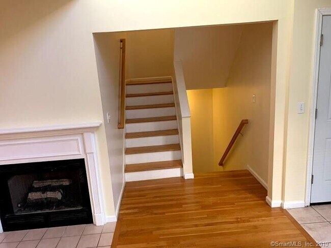 Escaleras arriba o hacia abajo - 282 Castlewood Dr