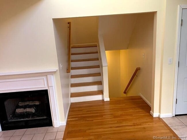 Staircase up or down - 282 Castlewood Dr
