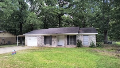 Building Photo - 2203 Crestwood Dr
