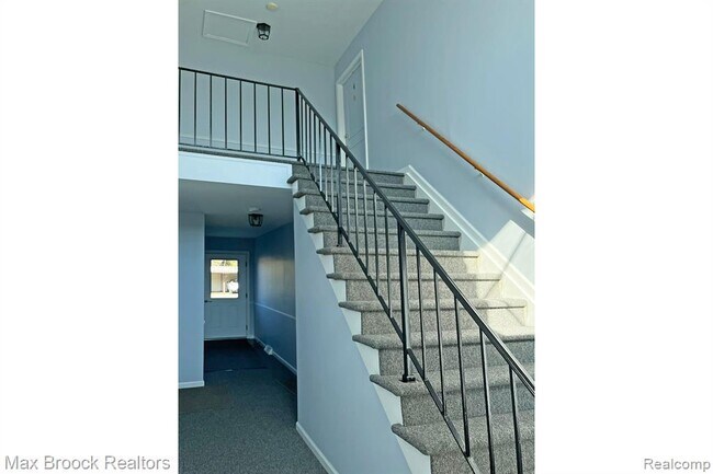 Foto del edificio - 801 W Long Lake Rd