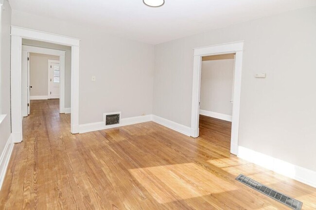 Foto del edificio - 5214 Warren Ave