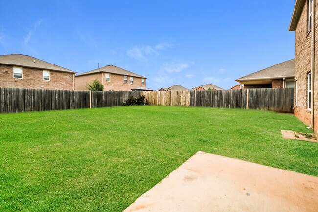 Building Photo - Spacious Home Waiting for You!