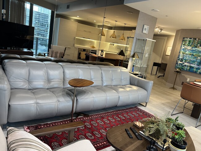 Sofá reclinable Natuzzi “FILLO” - 45 SW 9th St