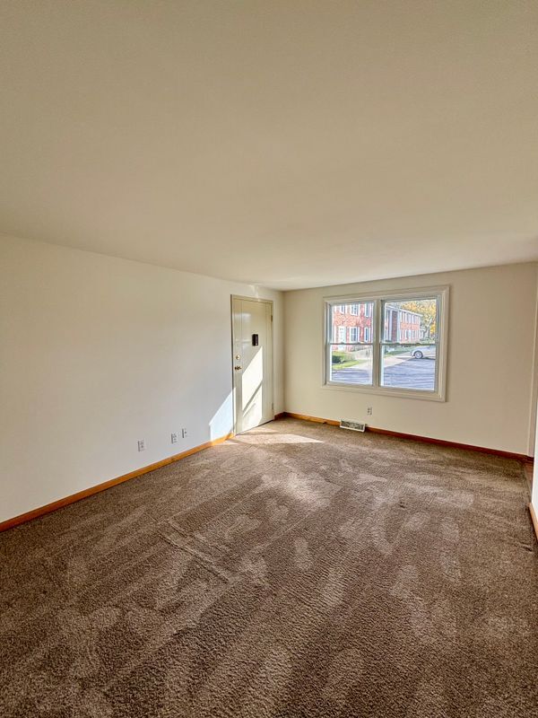 Building Photo - 50 School St