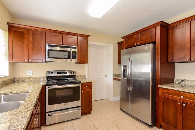 Foto del edificio - 8022 Pine Hill Dr