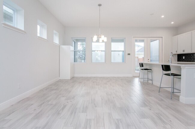 Foto del edificio - Stunning 2-story 3 Bed/2.5 Bath Home for R...