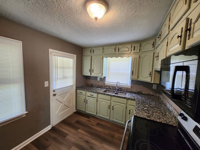 Foto del edificio - 3104 Abelia Dr