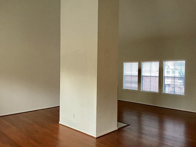 Building Photo - 623 Hawthorne St