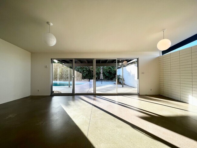 Building Photo - COMING SOON! GORGEOUS 2 BED / 2 BATH home ...