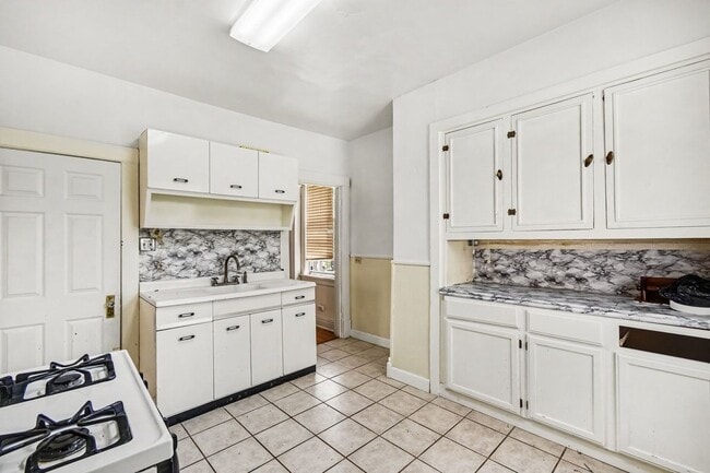 Building Photo - 2038 McLaran Ave