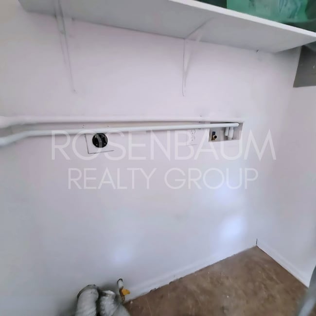 Building Photo - Charming 2-bedrooms, 1-bath downstairs 4-p...