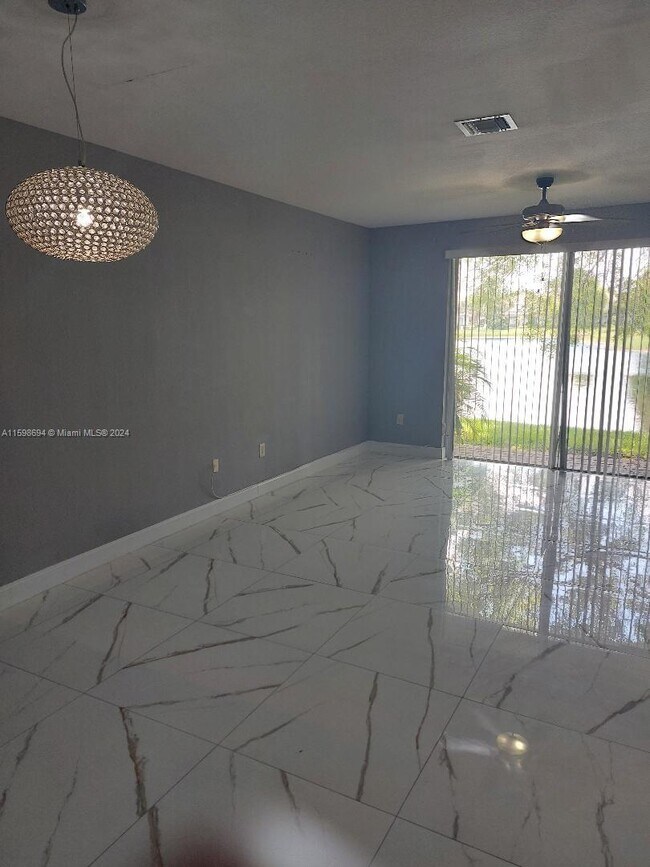 Foto del edificio - 2566 SW 82nd Ave