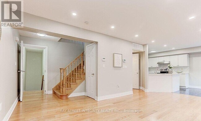 Photo du bâtiment - 2199 Bur Oak Ave