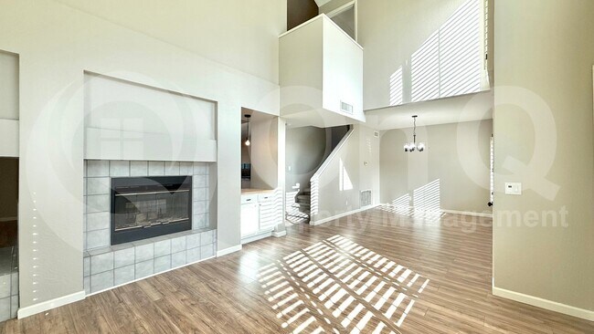 Building Photo - 4526 E Villa Theresa Dr