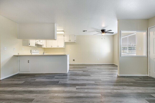 Foto del edificio - 1229 W Roseburg Ave