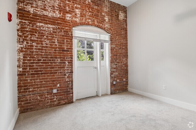 Cumple con la ADA - 2HAB, 1BA - 826SF - Dormitorio principal - Furnace Street Flats - OCT 2026 MOVE IN