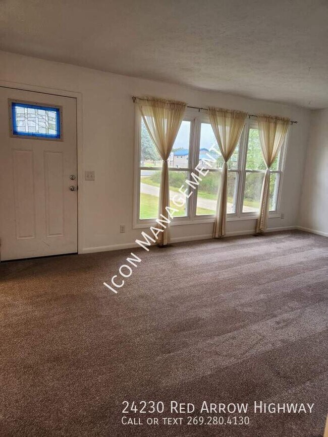 Building Photo - Renovated 2 bedroom 1 bath!