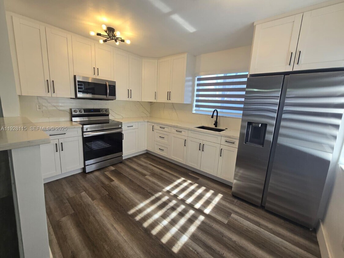 Foto principal - 635 W 31st St