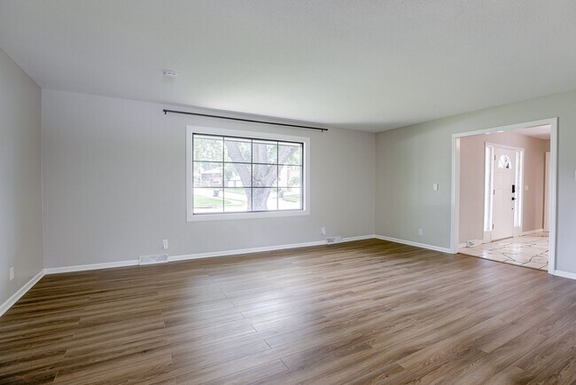 Building Photo - 4-Bedroom Backing to Trendwood Park!!