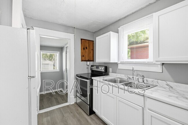 Foto del edificio - 1358 N Gale St