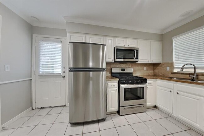 Foto del edificio - 8302 Hot Springs Dr