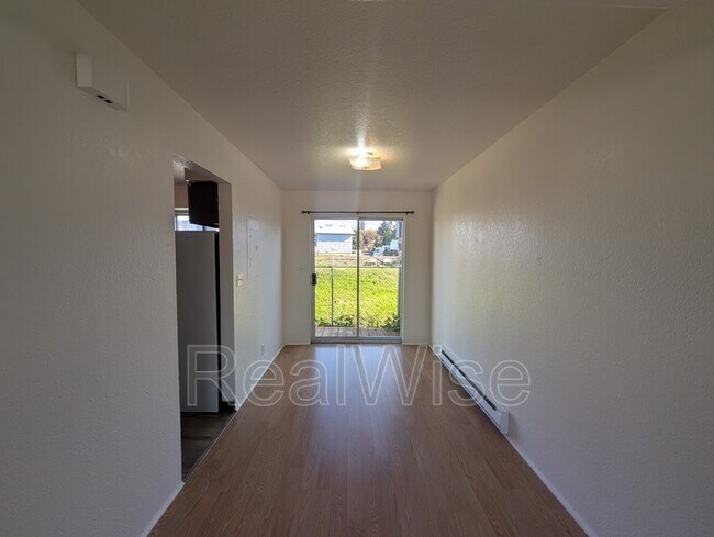 Foto del edificio - 275 Rose Ave