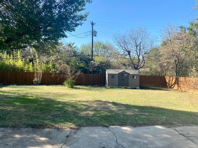 Foto del edificio - 4824 Trail Lake Dr