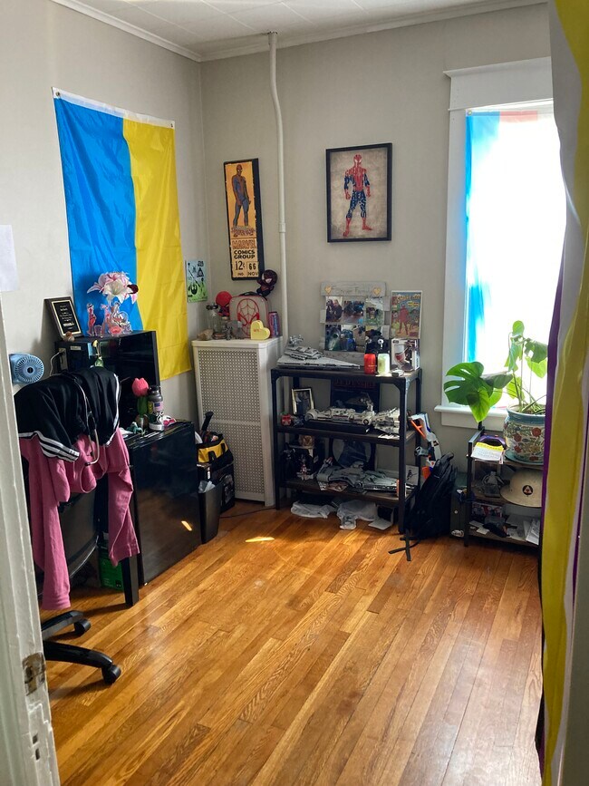 living area - 1241 Western Ave