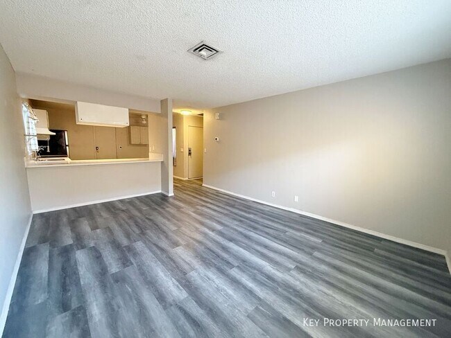Foto del edificio - 5206 Golden Ln