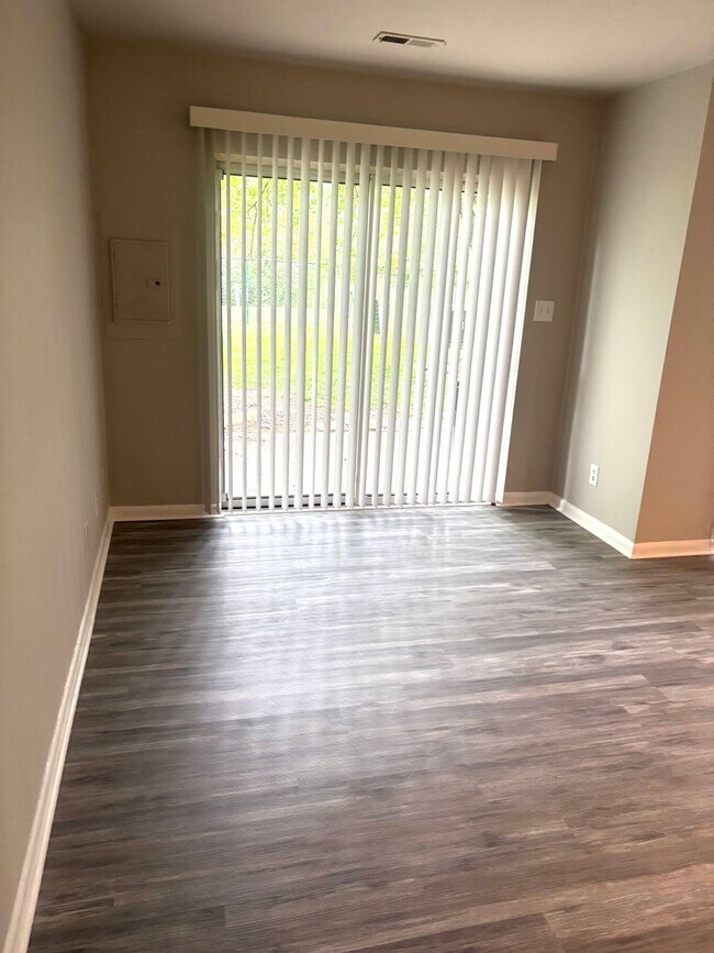 Building Photo - 3 bedroom/ 1.5 bathroom. The Midlands
