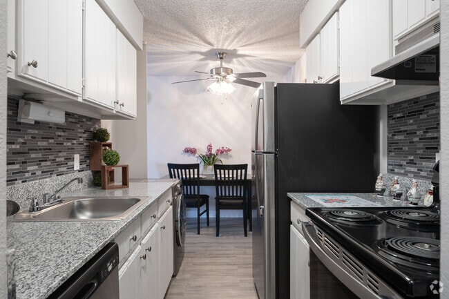 1BR, 1BA - 700SF - Boulder Crossroads