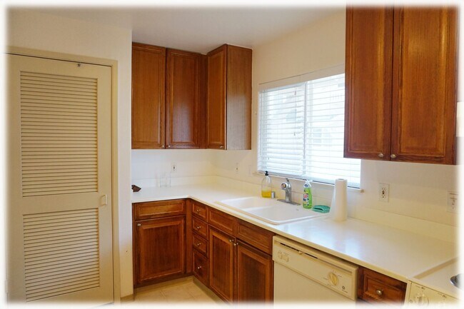 Foto del edificio - 2/2.5 w/attached 2-car garage and W/D in H...