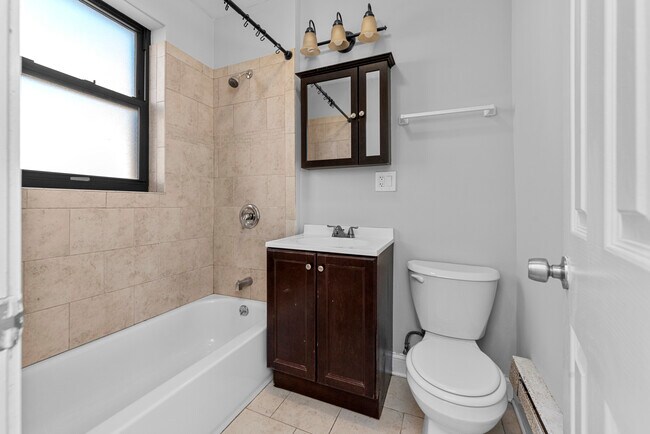 Foto del edificio - 3723 N Pine Grove Ave