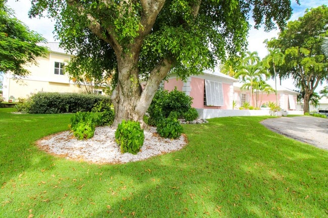 Building Photo - ***DOWNTOWN***OLDE NAPLES***BEACH IS JUST A FEW STEPS FROM FRONT DOOR***4 BEDS/ 3 BATHS***FURNISH...