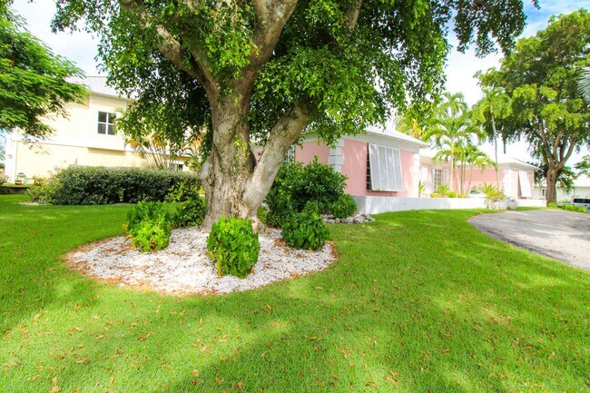 Foto del edificio - ***DOWNTOWN***OLDE NAPLES***BEACH IS JUST A FEW STEPS FROM FRONT DOOR***4 BEDS/ 3 BATHS***FURNISH...