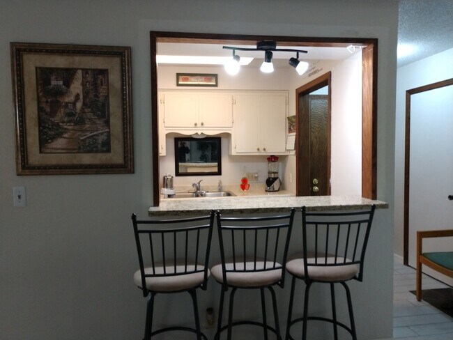 Building Photo - Very Neat and Clean 2 bedroom Condo