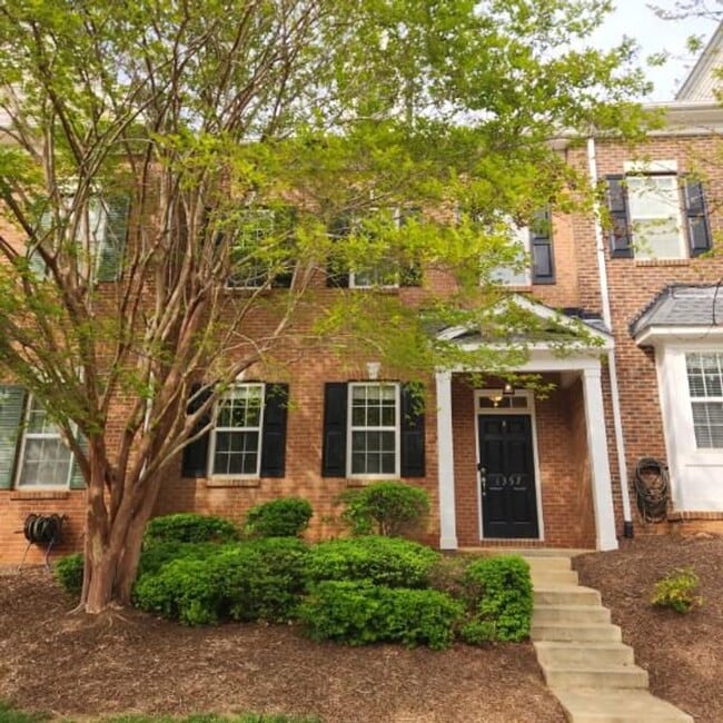 Building Photo - Stunning 3BD, 2.5BA Raleigh Townhome with a 1-Car Garage and Premier HOA Amenities