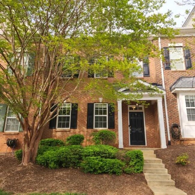 Foto del edificio - Stunning 3BD, 2.5BA Raleigh Townhome with a 1-Car Garage and Premier HOA Amenities