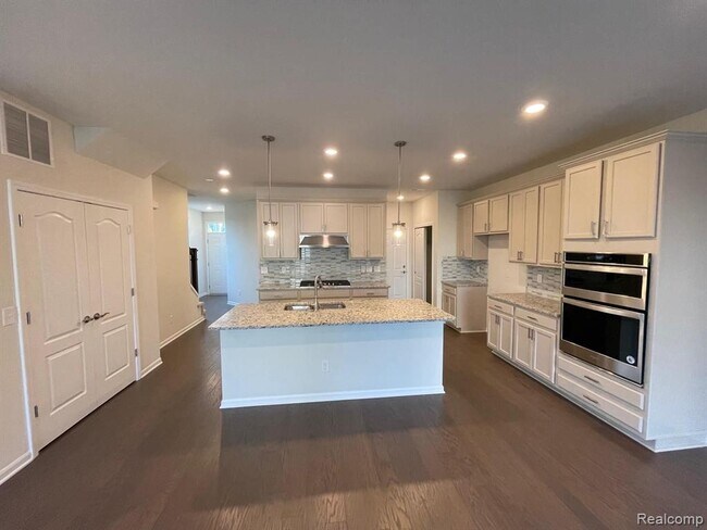 Foto del edificio - 22470 Woodbridge Ln