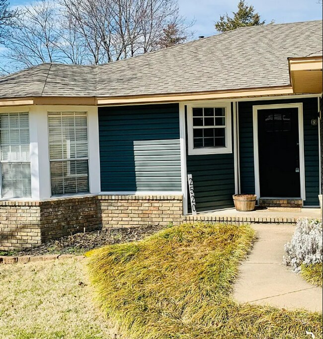 Building Photo - Charming 3 Bedroom Home with Modern Upgrad...