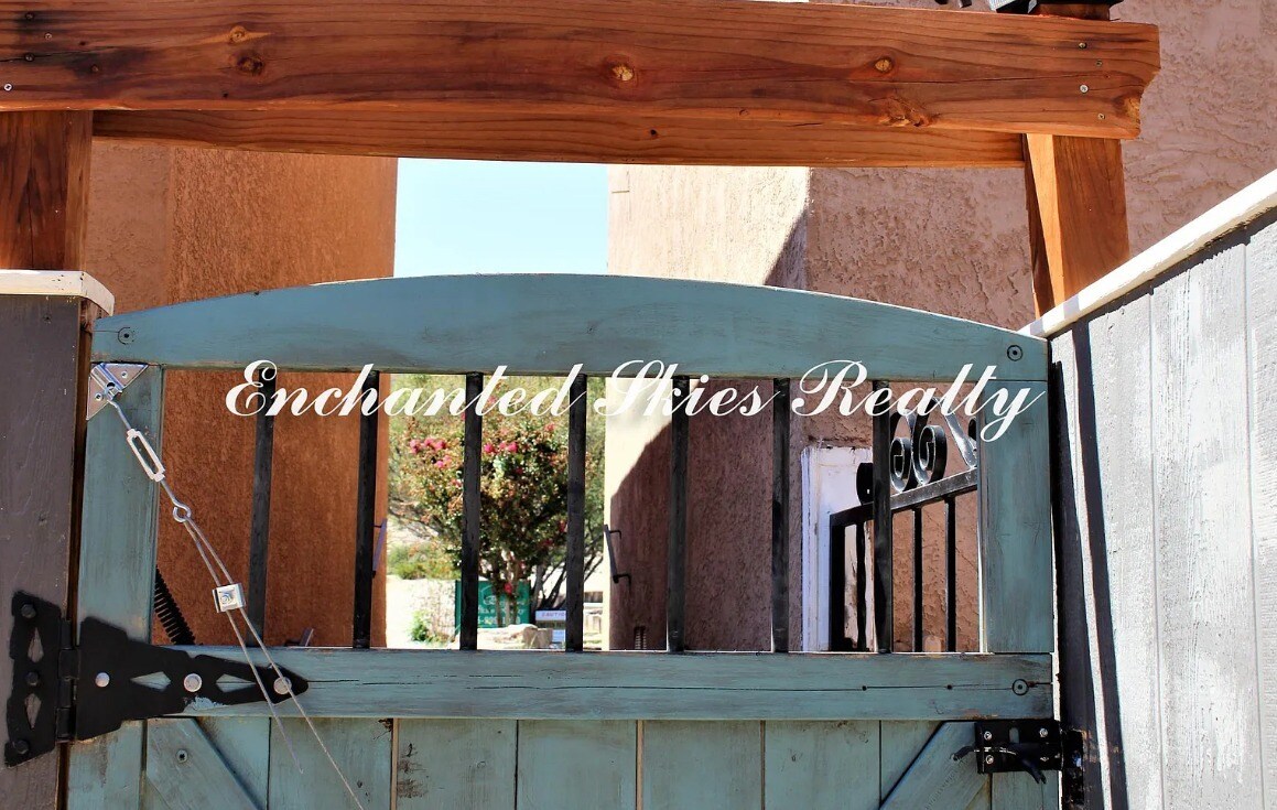 Primary Photo - 2700 Vista Grande Dr NW