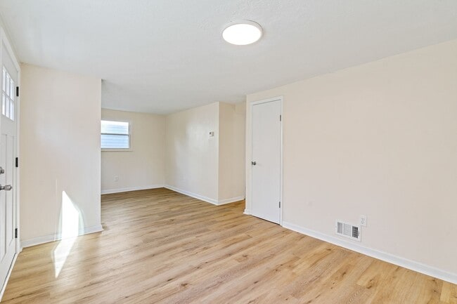 Building Photo - Newly Remodeled 2 Bedroom, 1 Bathroom in A...